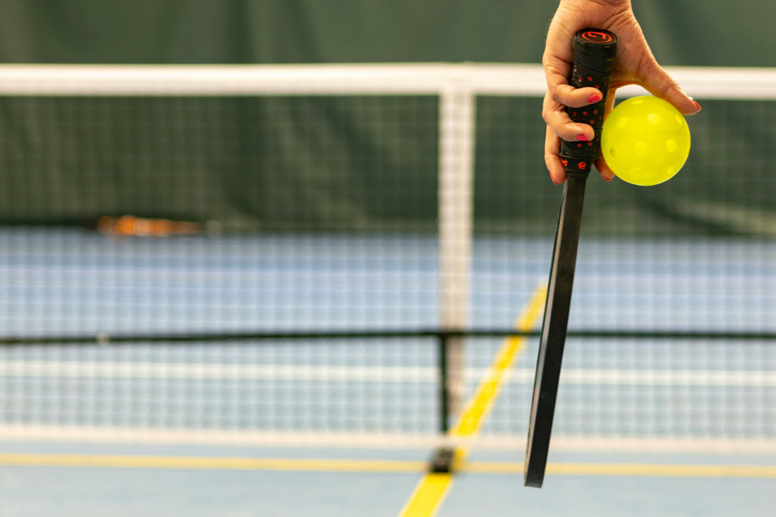 Hur servar man i pickleball? Komplett guide till en bättre serve